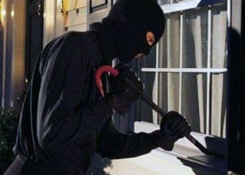 Vushtrri, hajnat i hynë në banesë, i vodhën para