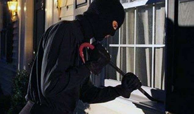 Vushtrri, hajnat i hynë në banesë, i vodhën para