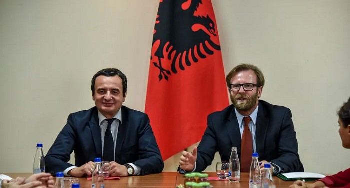 “Po lypë shqiptarë që legjitimojnë prezencën e Listes Serbe”, Haki Abazi jep opsione se si do tentojë Kurti ta bëjë qeverinë