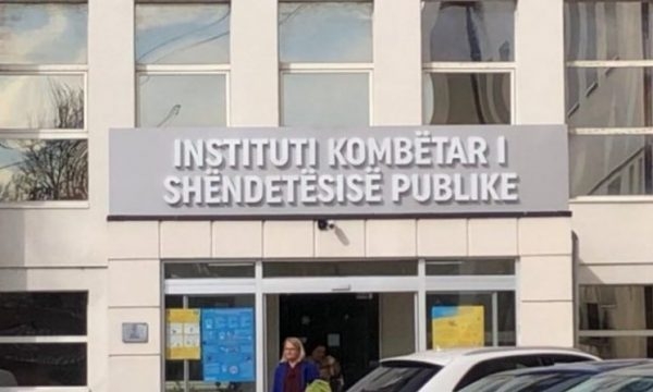 Regjistrohen disa raste me fruth në Kosovë – IKSHPK thirrje që të vaksinohen fëmijët