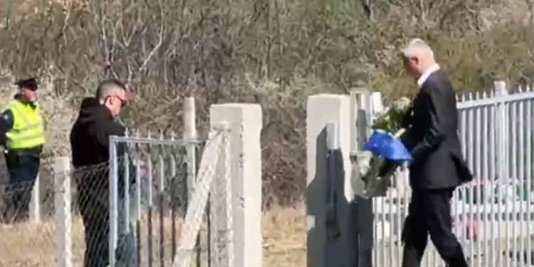 Hashim Thaçi arrin në Burojë, me kurorë lulesh tek varri i babait të tij Haxhi Thaçi