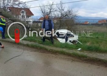 Vetaksident në Vushtrri, dyshohet se vetura goditi shtyllën elektrike