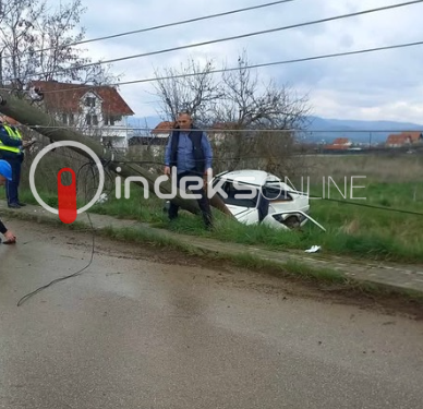 Vetaksident në Vushtrri, dyshohet se vetura goditi shtyllën elektrike