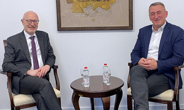 Ambasadori francez takon Rashiqin, flasin për nevojën që të krijohet një qeveri stabile sa më shpejtë