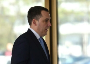 Deputeti i partisë së Gjukanoviqit arrestohet në Beograd – mbrëmë kishte publikuar video nga protesta e studentëve