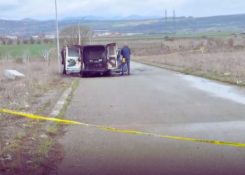 Hetuesit policorë po ekzaminojnë veturën e djegur të grabitësve