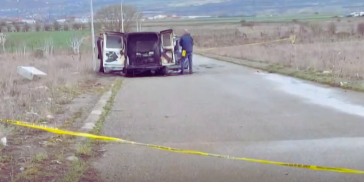 Hetuesit policorë po ekzaminojnë veturën e djegur të grabitësve