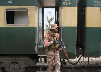 Ushtria pakistaneze liron mbi 300 pengje nga treni i pasagjerëve