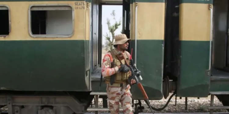 Ushtria pakistaneze liron mbi 300 pengje nga treni i pasagjerëve