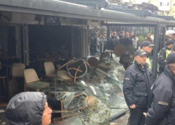 Koçan, protestuesit ‘shkatërrojnë’ kafenenë që është nën pronësi të pronarit të diskotekës “Puls”
