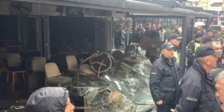 Koçan, protestuesit ‘shkatërrojnë’ kafenenë që është nën pronësi të pronarit të diskotekës “Puls”
