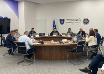 Flet drejtori i Sekretariatit të KQZ-së pasi VV tha se PZAP ndërroi afatet që t’i ikë vendimit për rivotimin me postë