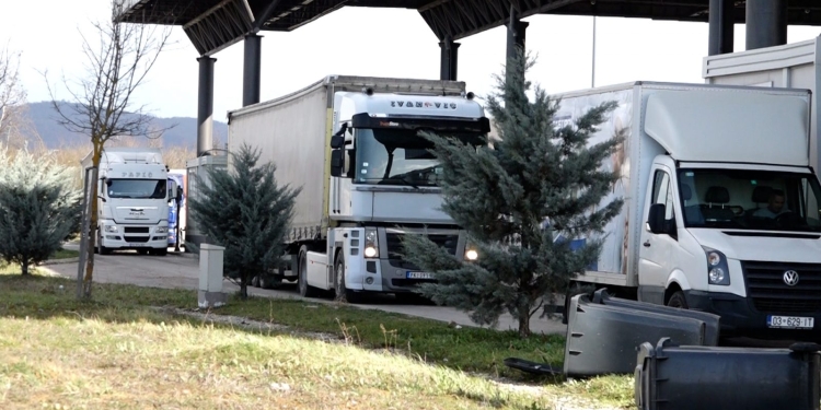 Kolona të gjata kamionësh në Merdar, shoferët e mllefosur me Kurtin për ndalimin e importit në pikat e tjera kufitare