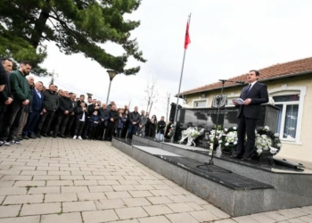 Kurti homazhe te lapidari i familjes Morina: 13% e të vrarëve në luftën e Kosovës ishin fëmijë