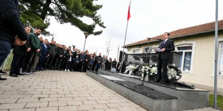 Kurti homazhe te lapidari i familjes Morina: 13% e të vrarëve në luftën e Kosovës ishin fëmijë