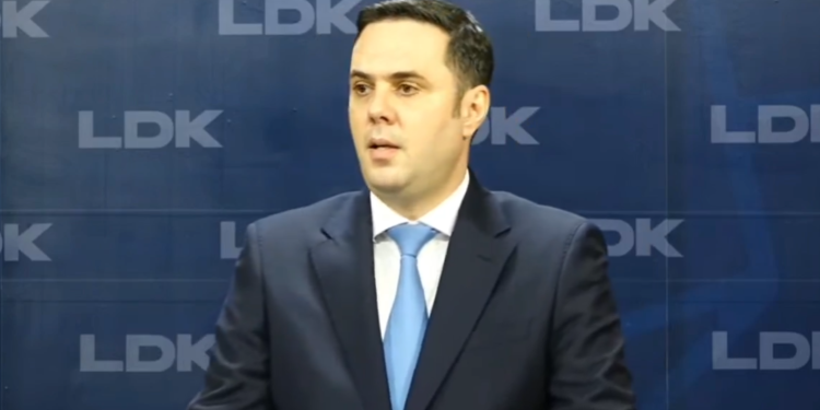 Kritikat për bllokim të qeverisë së opozitës, reagon Abdixhiku: Jeni mësuar që LDK t’ua bëjë politikën për qejf, lodheni kot, presioni po na forcon