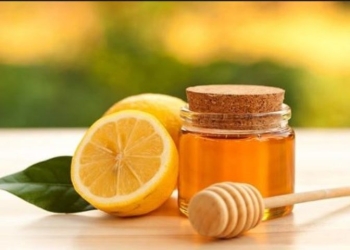 Maska me limon dhe mjaltë largon njollat në fytyrë