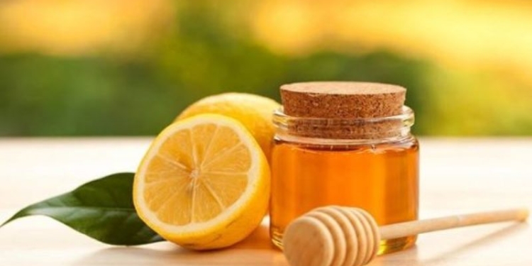 Maska me limon dhe mjaltë largon njollat në fytyrë