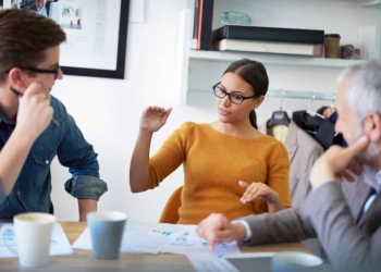 Pse njerëzit e zgjuar shpesh mendojnë se nuk janë të tillë?