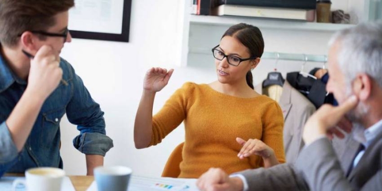 Pse njerëzit e zgjuar shpesh mendojnë se nuk janë të tillë?