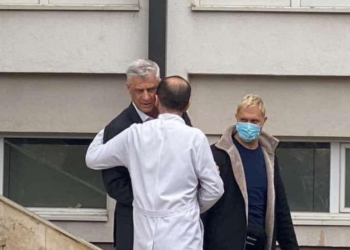 Ky është doktori që i qëndroi krahë Thaçit kur doli nga vizita e babait të tij