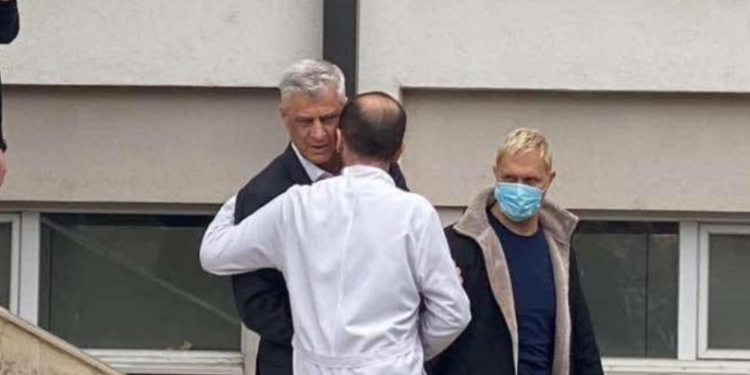 Ky është doktori që i qëndroi krahë Thaçit kur doli nga vizita e babait të tij