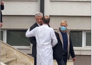 E tmerrshme, militantit të VV-së i dhemb kthimi i Thaçit në Kosovë, eskalon me fjalor: Erdh doktori i veshkave nga Holanda