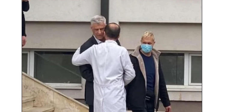 E tmerrshme, militantit të VV-së i dhemb kthimi i Thaçit në Kosovë, eskalon me fjalor: Erdh doktori i veshkave nga Holanda