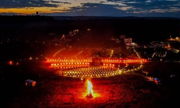 Pamje nga ndezja e flakadanëve të lirisë në Prekaz