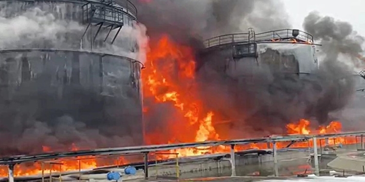 Ukraina sulmon një nga rafineritë kryesore të naftës në Rusi