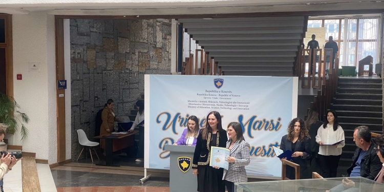 Shaip Krasniqi merr çmimin për mësuesin më të mirë të vitit