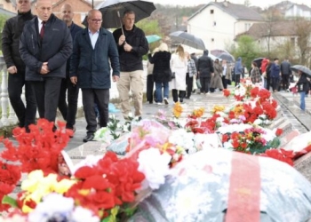 Haradinaj, nderon martirët e Pastaselit dhe Burimit: Gjaku i tyre nuk u derdh kot