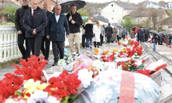 Haradinaj, nderon martirët e Pastaselit dhe Burimit: Gjaku i tyre nuk u derdh kot