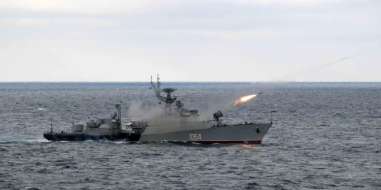 Rusia: Sanksionet duhet të hiqen përpara se të fillojë armëpushimi detar në Ukrainë