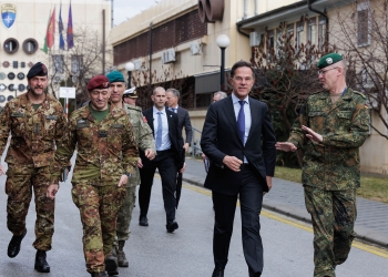 Rutte dhe delegacioni i tij po shoqërohen nga ambasadori gjerman në kampin “Film City” në Prishtinë
