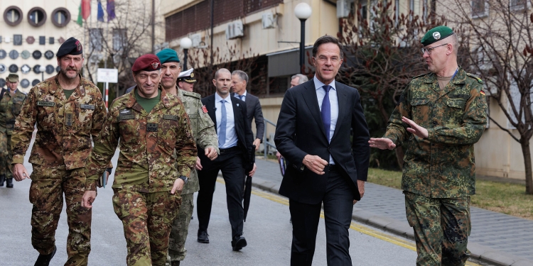 Rutte dhe delegacioni i tij po shoqërohen nga ambasadori gjerman në kampin “Film City” në Prishtinë