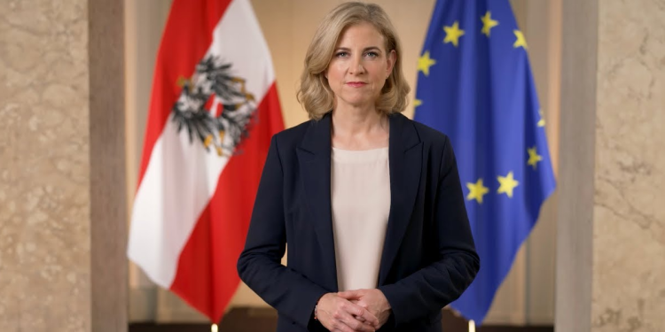 Ministrja e jashtme austriake flet me Gërvallën dhe Gjuriqin: Duhet angazhim konstruktiv në dialog