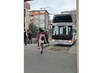 Studentë dhe qytetarë serbë nga Mitrovica e Veriut, nisen për në Beograd