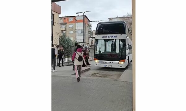 Studentë dhe qytetarë serbë nga Mitrovica e Veriut, nisen për në Beograd