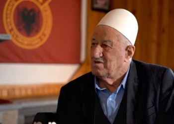 E pamja për Haxhi Thaçin në Skenderaj: Rreth 20 mijë qytetarë e ngushëlluan familjen e Thaçit në ditën e parë