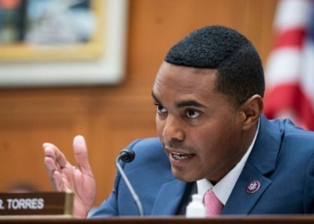 Kongresmeni Torres kërkon shkarkimin e zv/sekretares së shtypit të Pentagonit që tha “ta bëjmë Kosovën sërish Serbi”