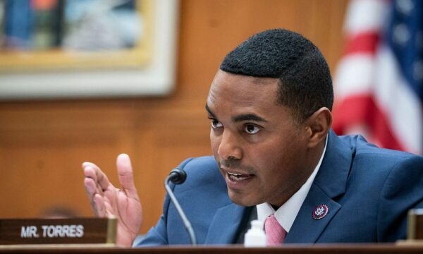 Kongresmeni Torres kërkon shkarkimin e zv/sekretares së shtypit të Pentagonit që tha “ta bëjmë Kosovën sërish Serbi”