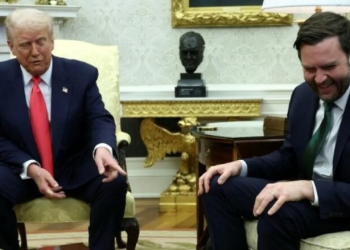 Trump i drejtohet zëvendëspresidentit amerikan: Çka janë këto çorape, po më shpërqendrojnë