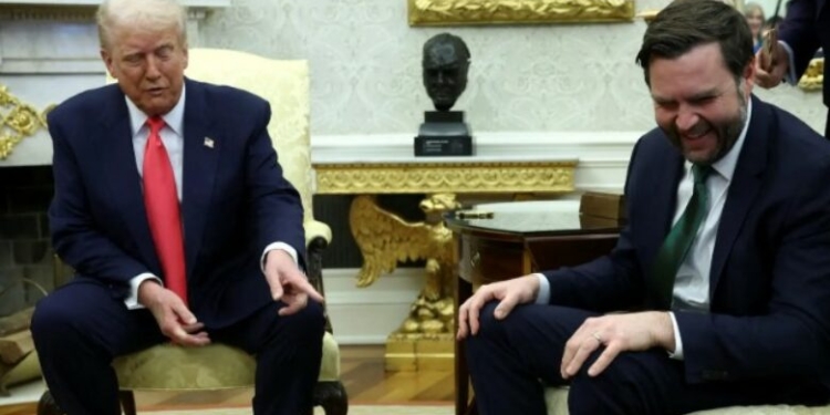 Trump i drejtohet zëvendëspresidentit amerikan: Çka janë këto çorape, po më shpërqendrojnë