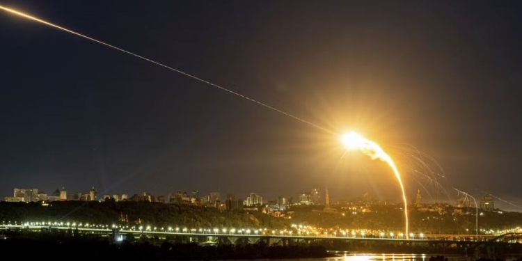 Ukraina po thotë se ka goditur rafineritë e naftës të Rusisë