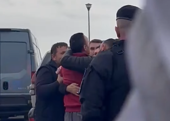 Momenti kur burri i gruas së vrarë në Vushtrri arrinë në vendin e ngjarjes