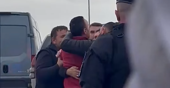 Momenti kur burri i gruas së vrarë në Vushtrri arrinë në vendin e ngjarjes