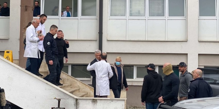 Hashim Thaçi në Kosovë takon veç babanë në spital, pritet me brohoritjet UÇK-UÇK