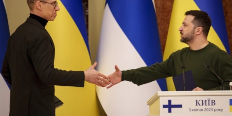 Zelensky mbërrin në Finlandë, priten bisedimet mbi luftën dhe marrëveshjet e mbrojtjes