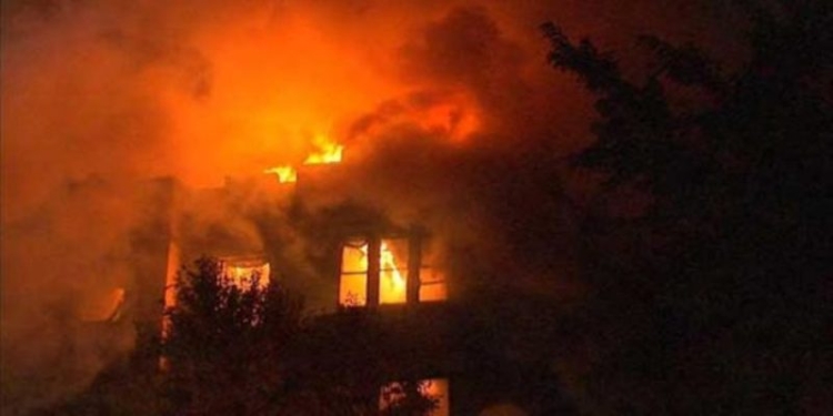 Zjarr në Brezovicë, digjen një vilë dhe një objekt banimi